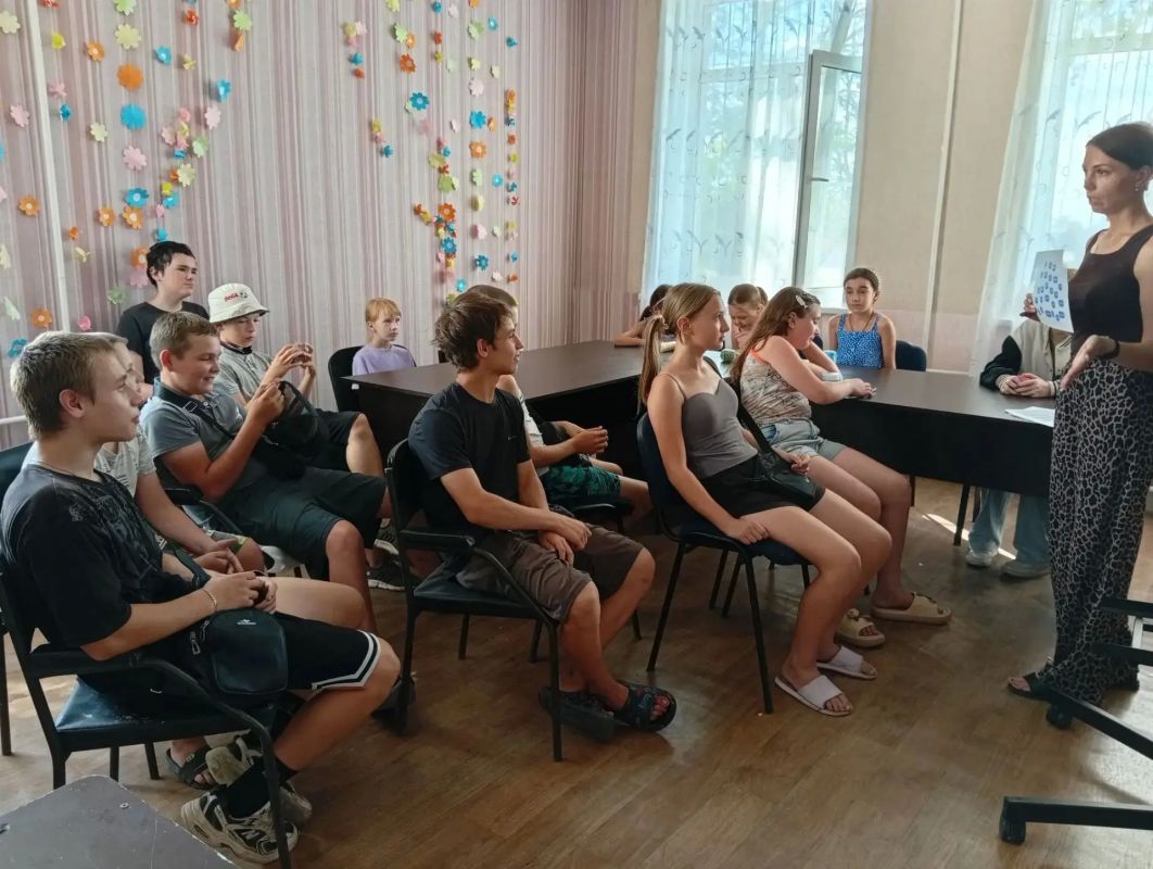 В Новозарьевском центре культуры обсудили влияние молодежного сленга на грамотность В Новозарьевском центре культуры обсудили влияние молодежного сленга на грамотность