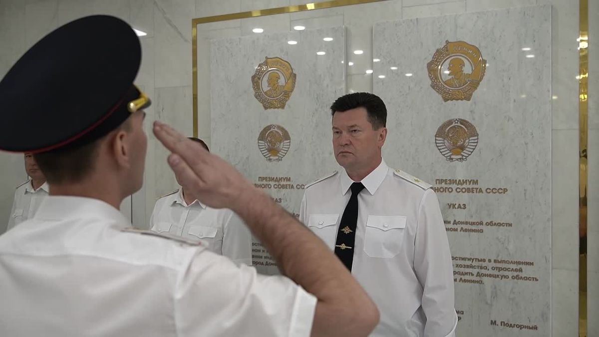 В ДОНЕЦКЕ СОТРУДНИКИ ОРГАНОВ ВНУТРЕННИХ ДЕЛ ПРИНЯЛИ ПРИСЯГУ НА ВЕРНОСТЬ ОТЕЧЕСТВУ