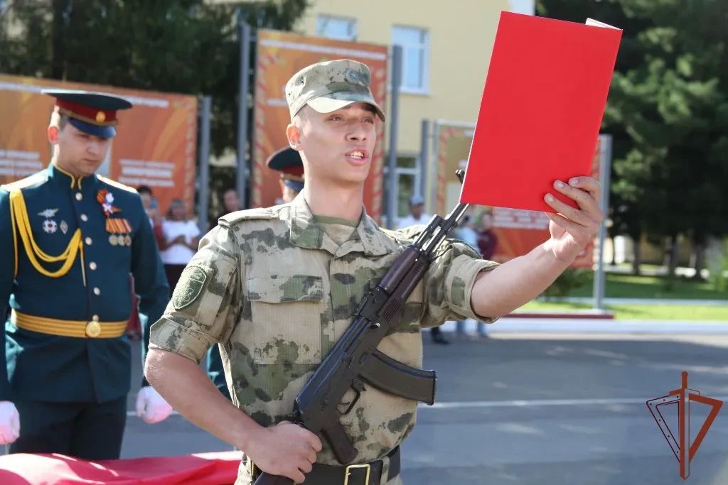 Военнослужащие нового призыва приняли присягу на верность отечеству в подразделениях Сибирского округа Росгвардии