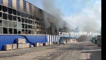 В сети публикуют кадры последствий атаки БПЛА ВСУ на торговый центр "Галактика" в Макеевке