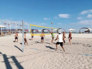 В честь празднования Дня физкультурника, на спортивной площадке отеля «Дельмар» в Седово состоялся товарищеский матч по волейболу среди любителей активного образа жизни