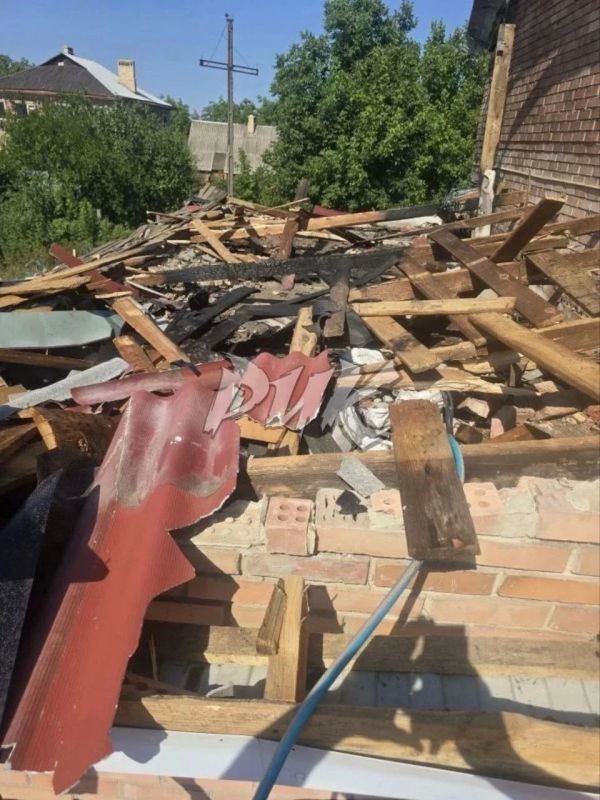 В результате атаки ВСУ в Центрально-Городском районе Горловки повреждён ряд домостроений В результате атаки ВСУ в Центрально-Городском районе Горловки повреждён ряд домостроений