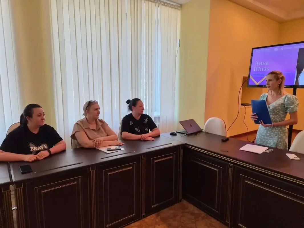 В рамках программы ГосСтарт.Диалог главный специалист отдела молодежной и социальной политики Анна Шпак провела очную встречу с молодыми сотрудниками администрации В рамках программы ГосСтарт.Диалог главный специалист отдела молодежной и социальной политики Анна Шпак провела очную встречу с молодыми сотрудниками администрации