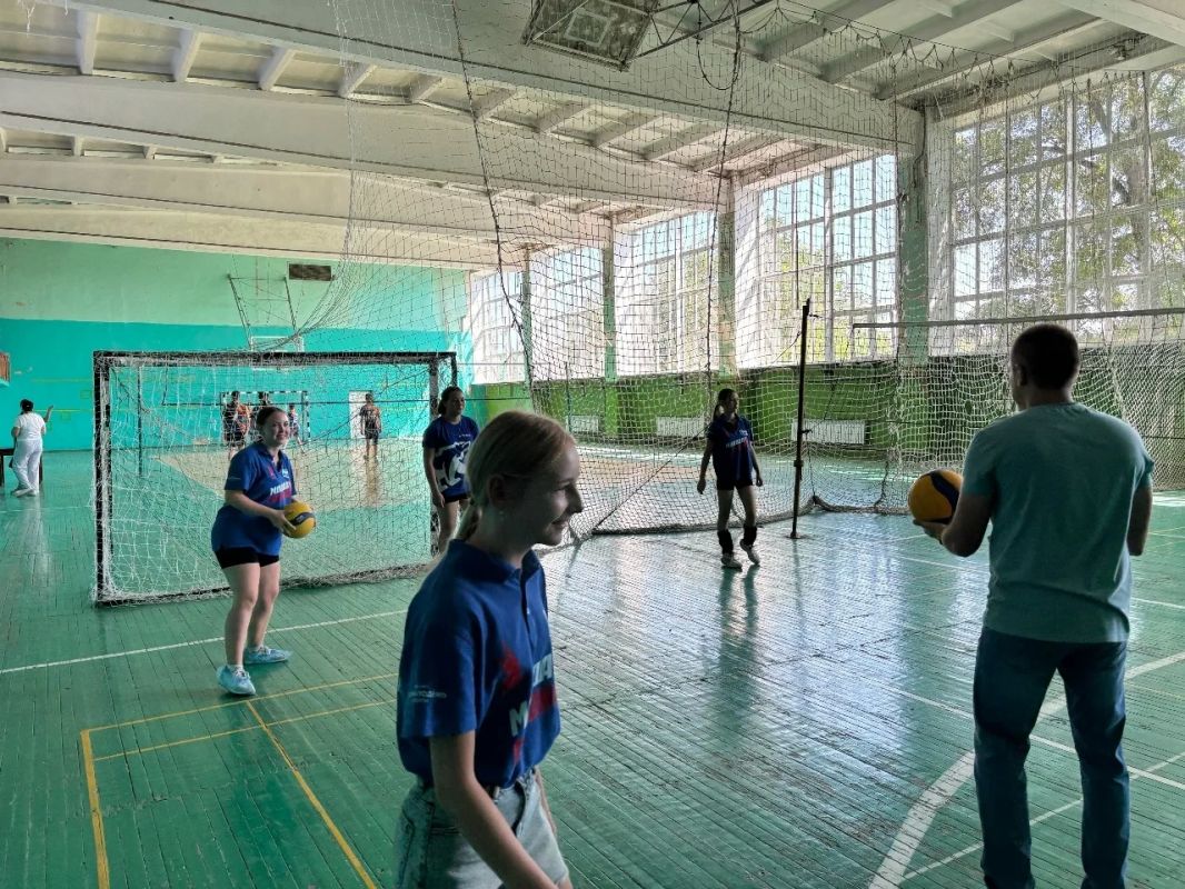 В рамках национального проекта "Молодёжь и дети" в честь праздника состоялась товарищеская встреча по волейболу между командой «Молодая Гвардия Единой России» и командой МБУ ДЮСШ В рамках национального проекта "Молодёжь и дети" в честь праздника состоялась товарищеская встреча по волейболу между командой «Молодая Гвардия Единой России» и командой МБУ ДЮСШ