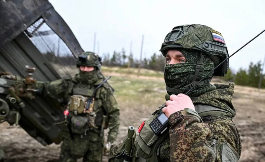 Вчера ночью Вооруженными Силами Российской Федерации нанесен групповой удар высокоточным оружием наземного базирования по предприятию военной промышленности и складу горюче-смазочных материалов в городе Киеве