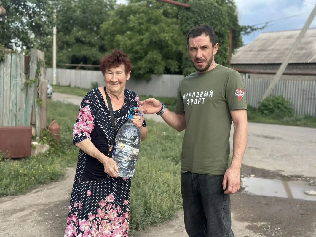 Акция «Забота о ближнем». Доброслужащие совместно с Молодёжкой Народного фронта организовали благотворительное мероприятие по оказанию адресной помощи, нуждающимся доставили питьевую воду и продовольственные наборы Акция «Забота о ближнем». Доброслужащие совместно с Молодёжкой Народного фронта организовали благотворительное мероприятие по оказанию адресной помощи, нуждающимся доставили питьевую воду и продовольственные наборы