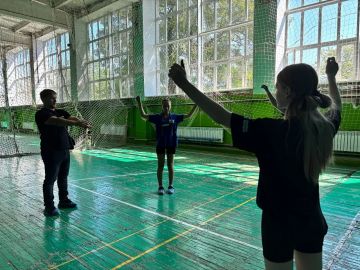 В рамках национального проекта "Молодёжь и дети" в честь праздника состоялась товарищеская встреча по волейболу между командой «Молодая Гвардия Единой России» и командой МБУ ДЮСШ