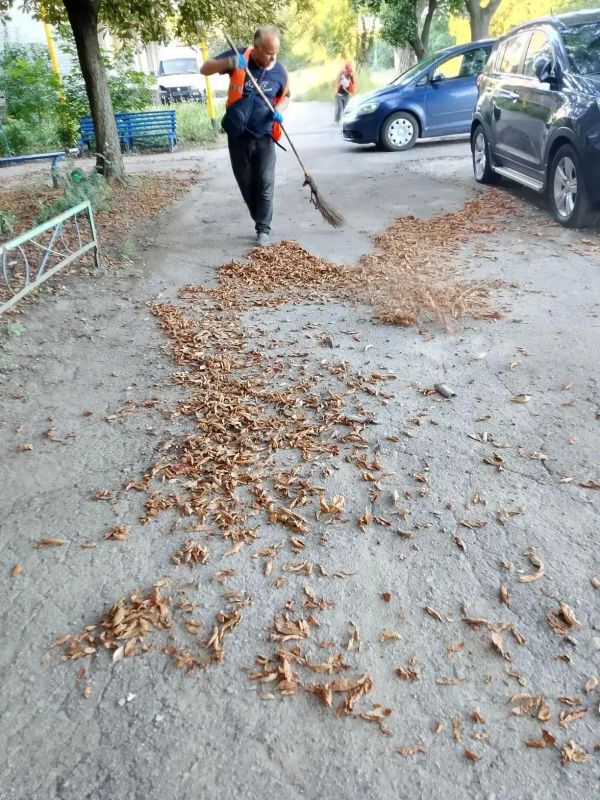 С заботой об округе. На минувшей рабочей неделе коллектив Ясиноватского жилищно-эксплуатационного комбината продолжил наводить порядок на улицах Ясиноватой и Авдеевки С заботой об округе. На минувшей рабочей неделе коллектив Ясиноватского жилищно-эксплуатационного комбината продолжил наводить порядок на улицах Ясиноватой и Авдеевки