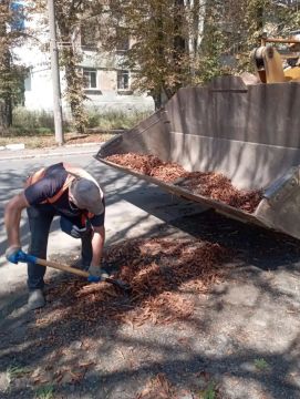 С заботой об округе. На минувшей рабочей неделе коллектив Ясиноватского жилищно-эксплуатационного комбината продолжил наводить порядок на улицах Ясиноватой и Авдеевки