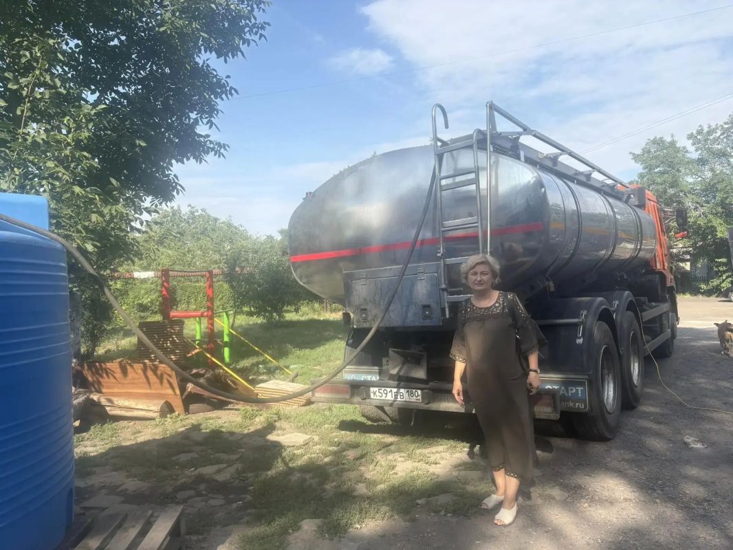 Мониторинг. Карташева Ирина Валериевна, депутат Снежнянского городского совета фракции Всероссийской политической партии «Единая Россия», с целью контроля соблюдения графика подвоза воды сделала выезд на улицу Гагарина Мониторинг. Карташева Ирина Валериевна, депутат Снежнянского городского совета фракции Всероссийской политической партии «Единая Россия», с целью контроля соблюдения графика подвоза воды сделала выезд на улицу Гагарина