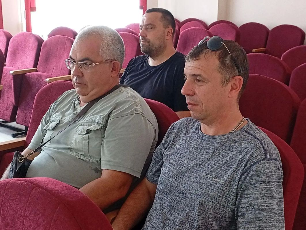 Николай Руппель: С заместителем министра ЖКХ Челябинской области Сергеем Зыряновым провели рабочее совещание с представителями подрядных организаций, которые в текущем году задействованы в восстановлении жилья и социальных... Николай Руппель: С заместителем министра ЖКХ Челябинской области Сергеем Зыряновым провели рабочее совещание с представителями подрядных организаций, которые в текущем году задействованы в восстановлении жилья и социальных...
