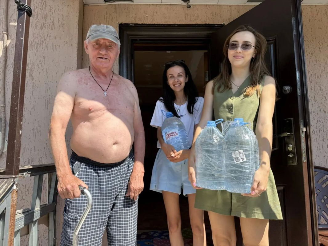 Антон Кольцов: За несколько дней маломобильным и одиноким пожилым мариупольцам уже доставили более 1000 тонн питьевой воды Антон Кольцов: За несколько дней маломобильным и одиноким пожилым мариупольцам уже доставили более 1000 тонн питьевой воды