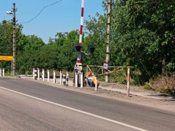 С целью обеспечения безопасности дорожного движения Филиалом № 3 «Макеевский металлургический завод» ООО «ЮГМК ДОНЕЦК» проведены работы по техническому обслуживанию оборудования на железнодорожном переезде по бульвару 8...