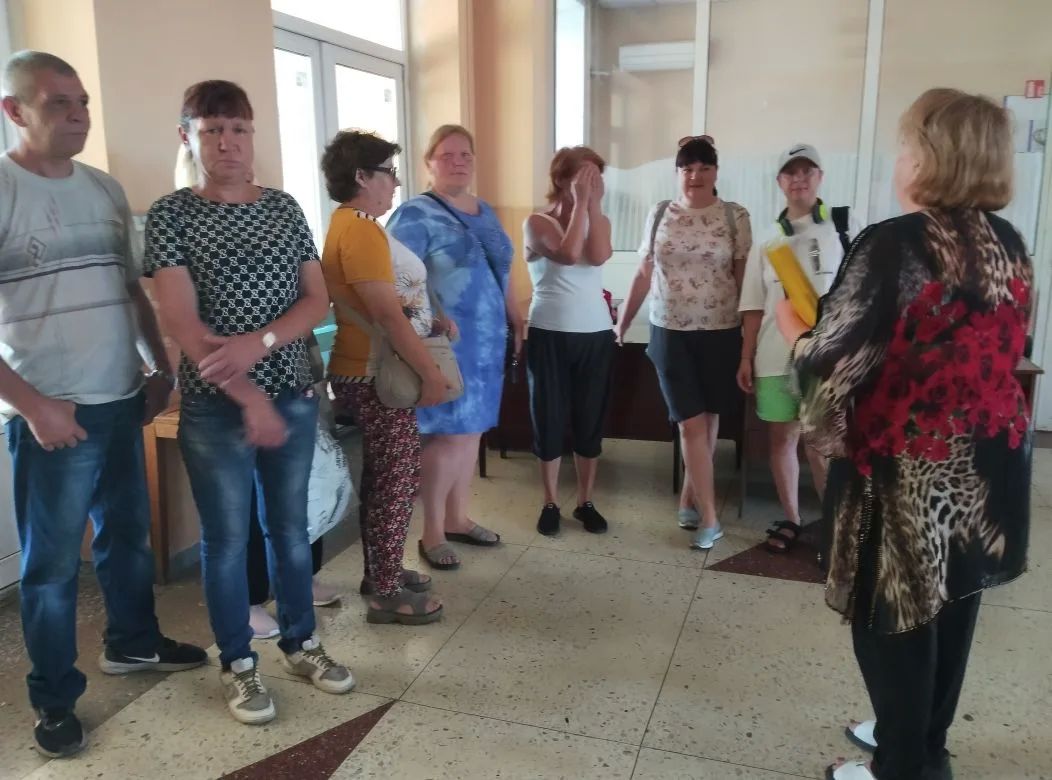 Сегодня, 11 августа лидер общественного мнения Людмила Гузар провела встречу с жителями жилого массива Горького в холле Управы Червоногвардейского внутригородского района Администрации городского округа Макеевка Сегодня, 11 августа лидер общественного мнения Людмила Гузар провела встречу с жителями жилого массива Горького в холле Управы Червоногвардейского внутригородского района Администрации городского округа Макеевка
