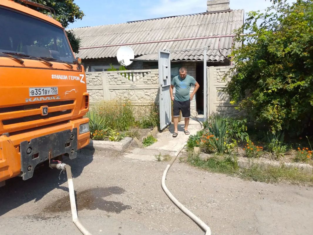 В Кировском внутригородском районе при поддержке региона-шефа Московская область продолжается подвоз воды для жителей домов, в которые в установленный графиком день не поступила вода В Кировском внутригородском районе при поддержке региона-шефа Московская область продолжается подвоз воды для жителей домов, в которые в установленный графиком день не поступила вода
