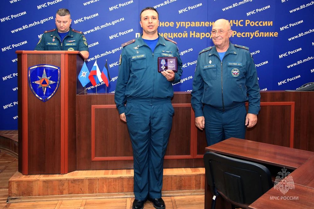 Честь и отвага: в Донецкой Народной Республике наградили сотрудников МЧС России Честь и отвага: в Донецкой Народной Республике наградили сотрудников МЧС России