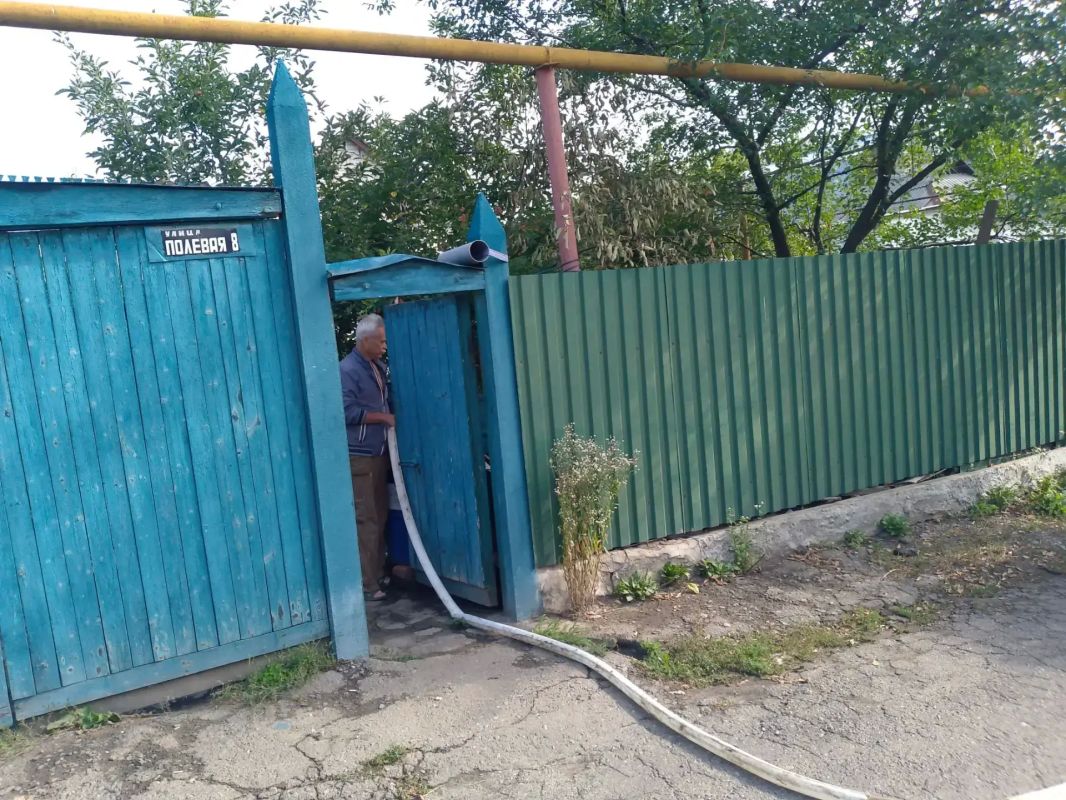 В Кировском внутригородском районе при поддержке региона-шефа Московская область продолжается подвоз воды для жителей домов, в которые в установленный графиком день не поступила вода В Кировском внутригородском районе при поддержке региона-шефа Московская область продолжается подвоз воды для жителей домов, в которые в установленный графиком день не поступила вода