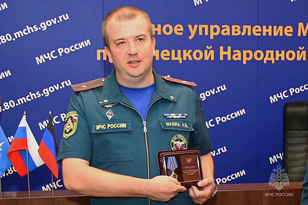Честь и отвага: в Донецкой Народной Республике наградили сотрудников МЧС России Честь и отвага: в Донецкой Народной Республике наградили сотрудников МЧС России
