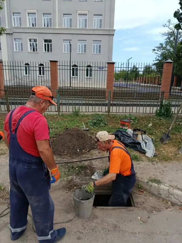Коммунальщики продолжают активное благоустройство улиц и парков Коммунальщики продолжают активное благоустройство улиц и парков
