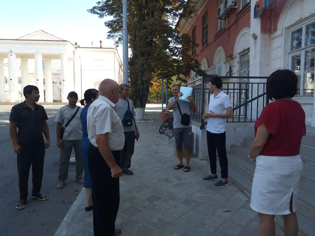 Виталий Коссе - лидер общественного мнения провёл встречу с жителями города Комсомольское, в ходе которой обсудил с гражданами несколько важных тем