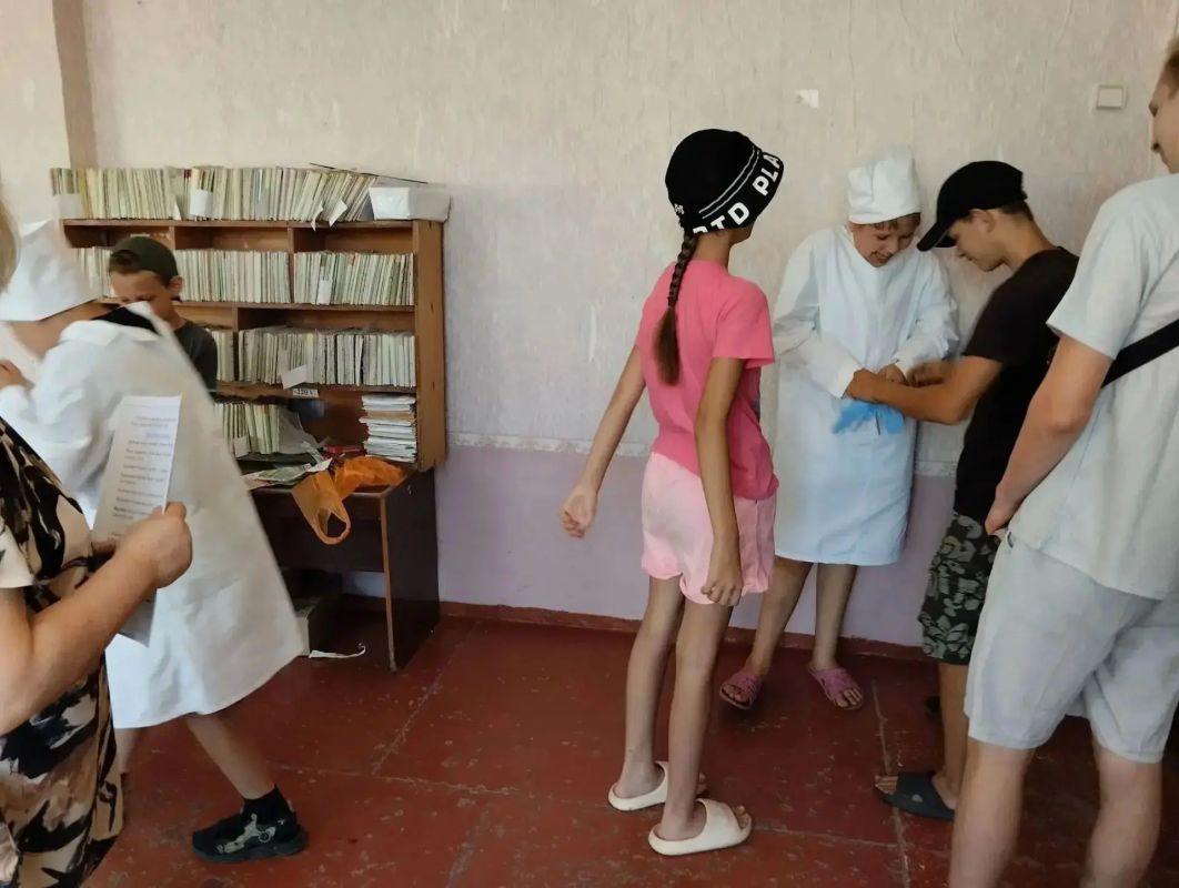 В рамках проведения летнего этапа акции "Безопасность Детства" в МБУ Светлодарский городской Дворец культуры п.Новолуганское прошла квест-игра "Путешествие в Страну безопасности"