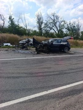 Полицейские устанавливают обстоятельства ДТП, в результате которого один несовершеннолетний пассажир погиб и двое несовершеннолетних пассажиров травмированы