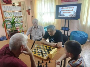 Каждую субботу Ясиноватская городская библиотека превращается не просто в царство тишины и страниц, а в настоящую площадку для интеллектуальных баталий