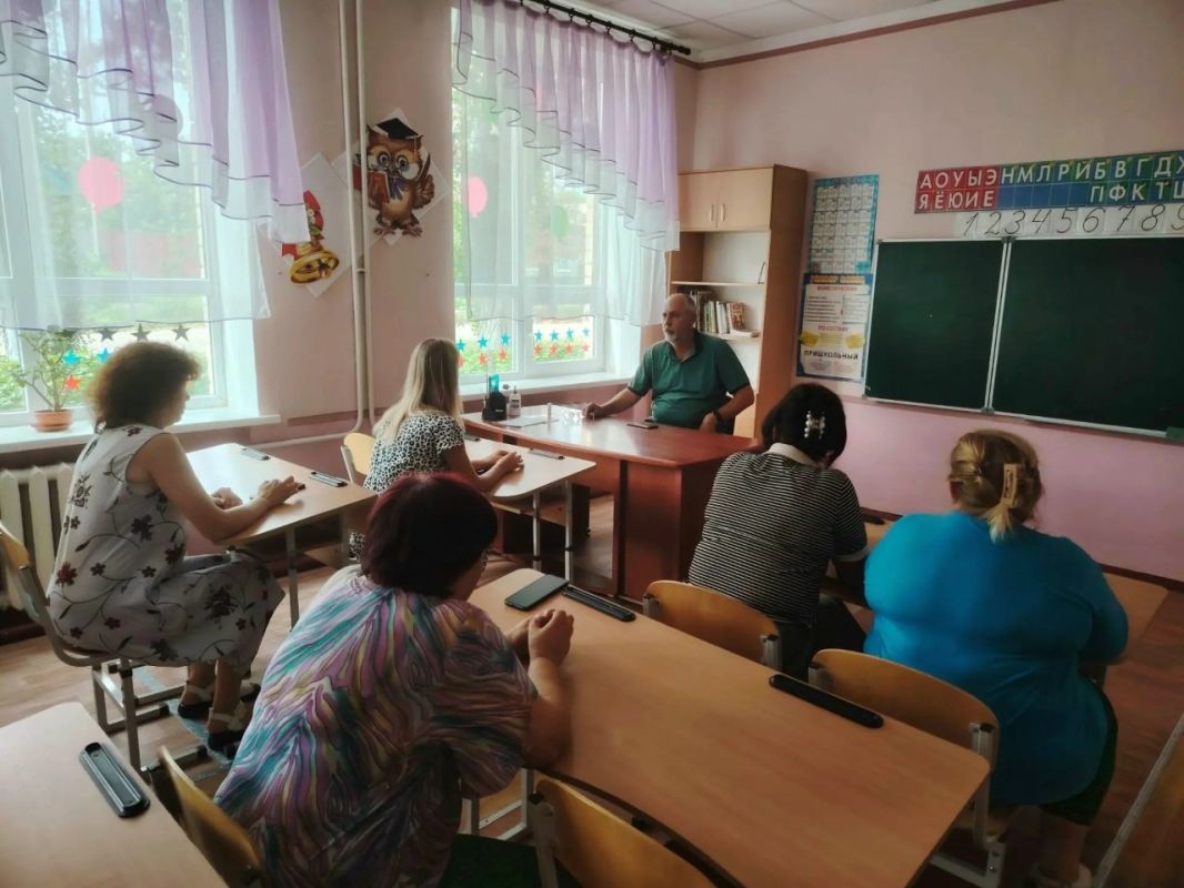 11 августа 2026 года депутаты Горловского городского совета от фракции «Единая Россия» — Роман Конев, Сергей Третьяков, Олег Сладкевич, Нелля Якуненко и Дмитрий Корона — провели встречи с трудовыми коллективами 11 августа 2026 года депутаты Горловского городского совета от фракции «Единая Россия» — Роман Конев, Сергей Третьяков, Олег Сладкевич, Нелля Якуненко и Дмитрий Корона — провели встречи с трудовыми коллективами