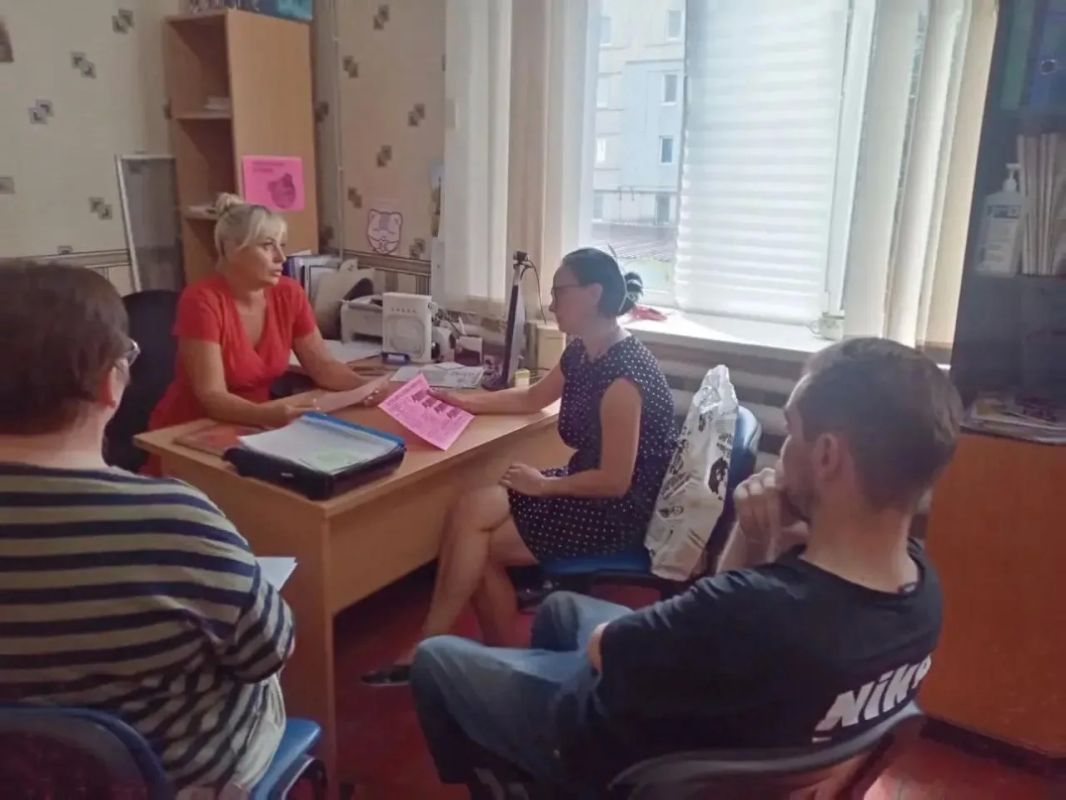 В рамках Всероссийской акции «Родительская Гостиная» специалисты отдела по работе с семьёй с детьми филиала № 29 «Республиканского центра по предоставлению мер социальной поддержки» городского округа Дебальцево провели...