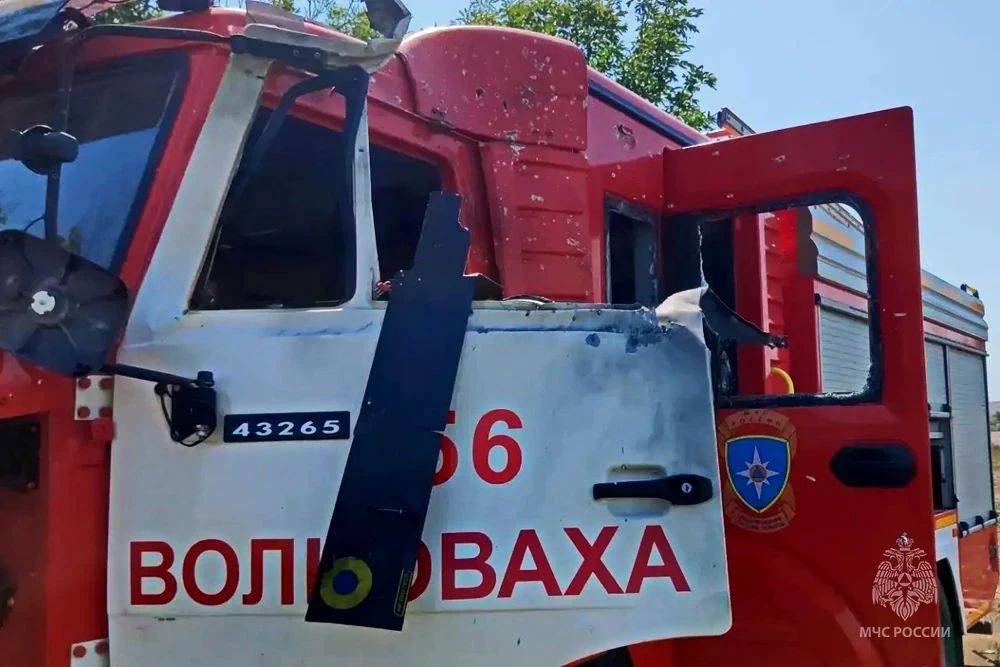 В ДНР пожарная автоцистерна МЧС России подверглась атаке БПЛА В ДНР пожарная автоцистерна МЧС России подверглась атаке БПЛА