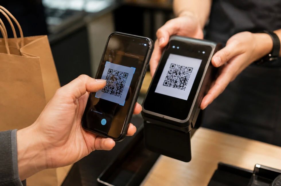 Кошелек уже не нужен: объясняем, как оплатить покупку с помощью QR-кода