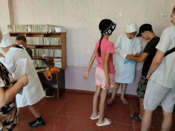 В рамках проведения летнего этапа акции "Безопасность Детства" в МБУ Светлодарский городской Дворец культуры п.Новолуганское прошла квест-игра "Путешествие в Страну безопасности"