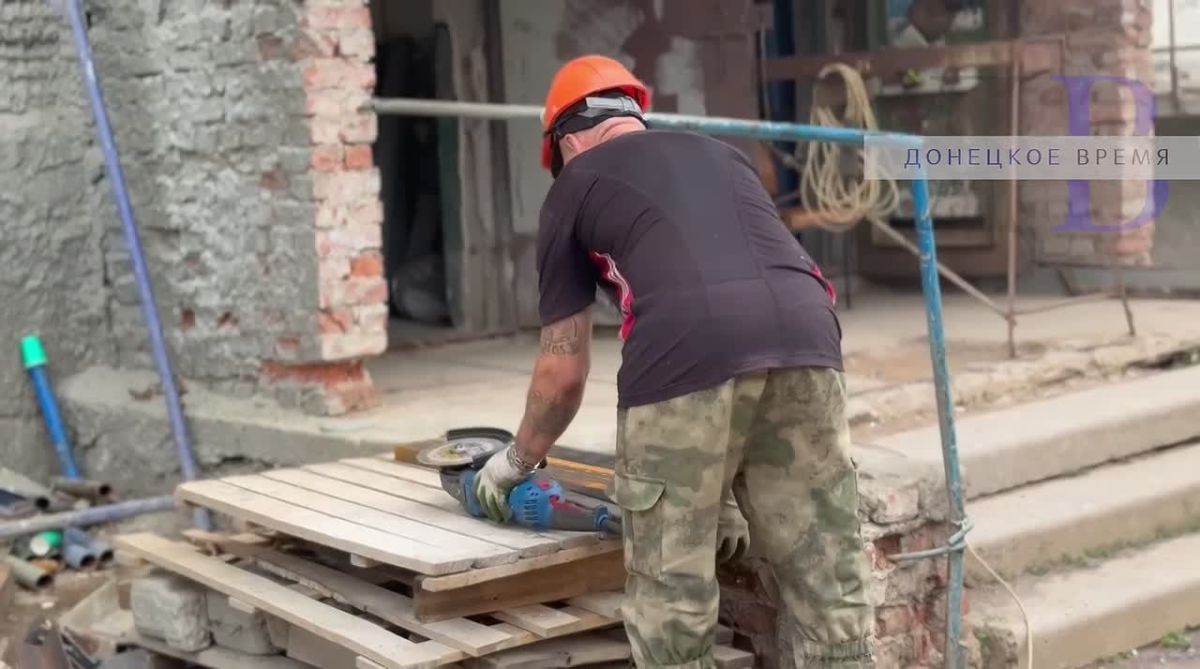 Не сносят, а ремонтируют: жители Мариуполя отстояли поврежденную в боях девятиэтажку
