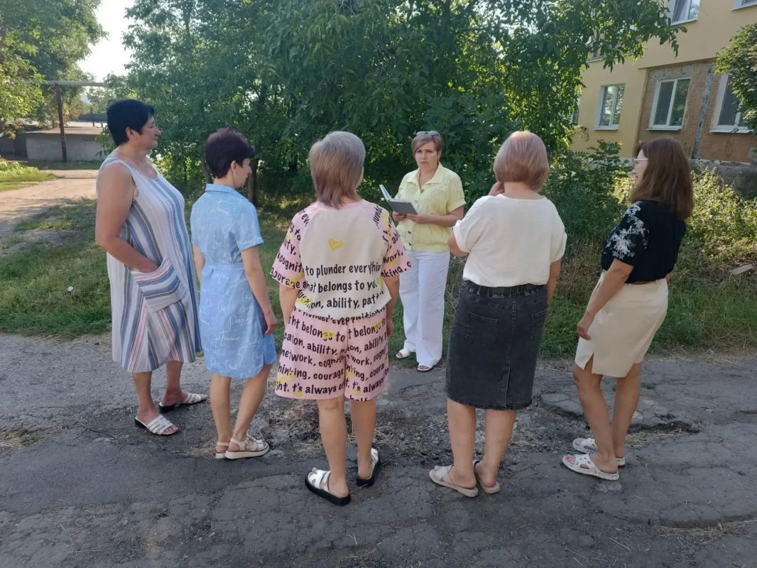 11 августа, в рамках поручения Главы ДНР Дениса Пушилина спикер Центрально-Городского внутригородского района Инна Бондаренко провела встречу по адресу: г. Макеевка, мкр. Комсомольский, 8 11 августа, в рамках поручения Главы ДНР Дениса Пушилина спикер Центрально-Городского внутригородского района Инна Бондаренко провела встречу по адресу: г. Макеевка, мкр. Комсомольский, 8