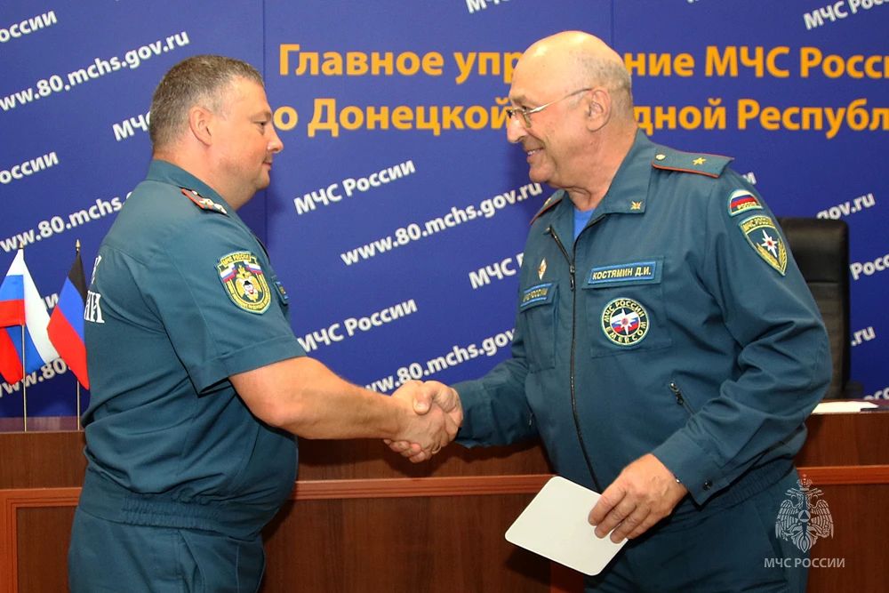 Честь и отвага: в Донецкой Народной Республике наградили сотрудников МЧС России