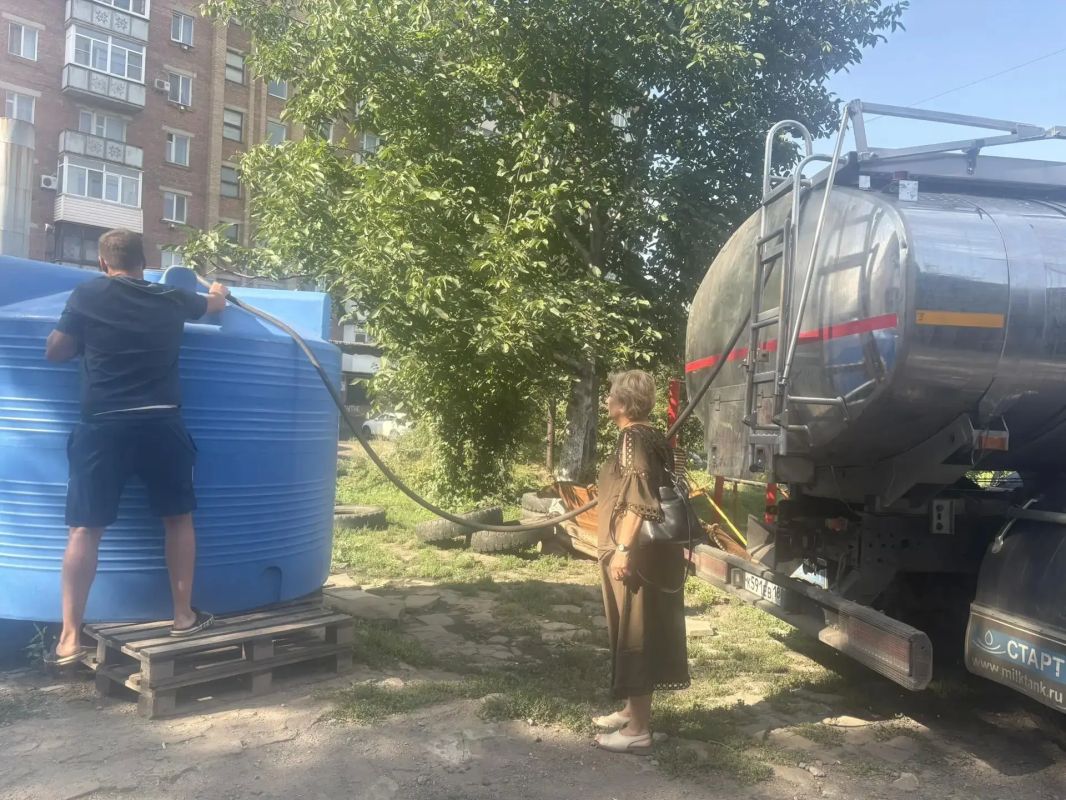 Мониторинг. Карташева Ирина Валериевна, депутат Снежнянского городского совета фракции Всероссийской политической партии «Единая Россия», с целью контроля соблюдения графика подвоза воды сделала выезд на улицу Гагарина Мониторинг. Карташева Ирина Валериевна, депутат Снежнянского городского совета фракции Всероссийской политической партии «Единая Россия», с целью контроля соблюдения графика подвоза воды сделала выезд на улицу Гагарина