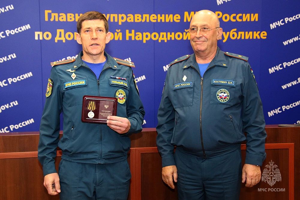 Честь и отвага: в Донецкой Народной Республике наградили сотрудников МЧС России Честь и отвага: в Донецкой Народной Республике наградили сотрудников МЧС России