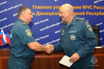 Честь и отвага: в Донецкой Народной Республике наградили сотрудников МЧС России