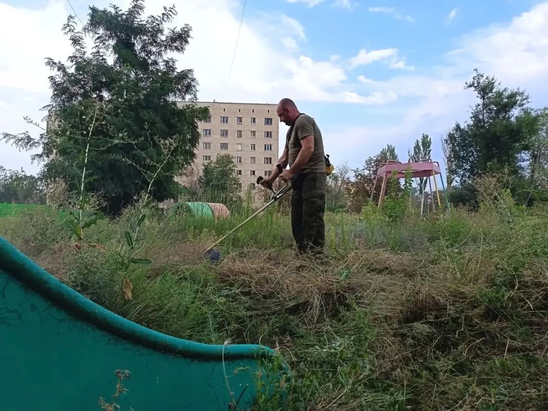 Константин Кузьмин: Здоровье детей - забота о будущем На встрече с коллективом детского сада №187 в Донецке увидел следующую картину: поле около территории детсада поросло травой Константин Кузьмин: Здоровье детей - забота о будущем На встрече с коллективом детского сада №187 в Донецке увидел следующую картину: поле около территории детсада поросло травой