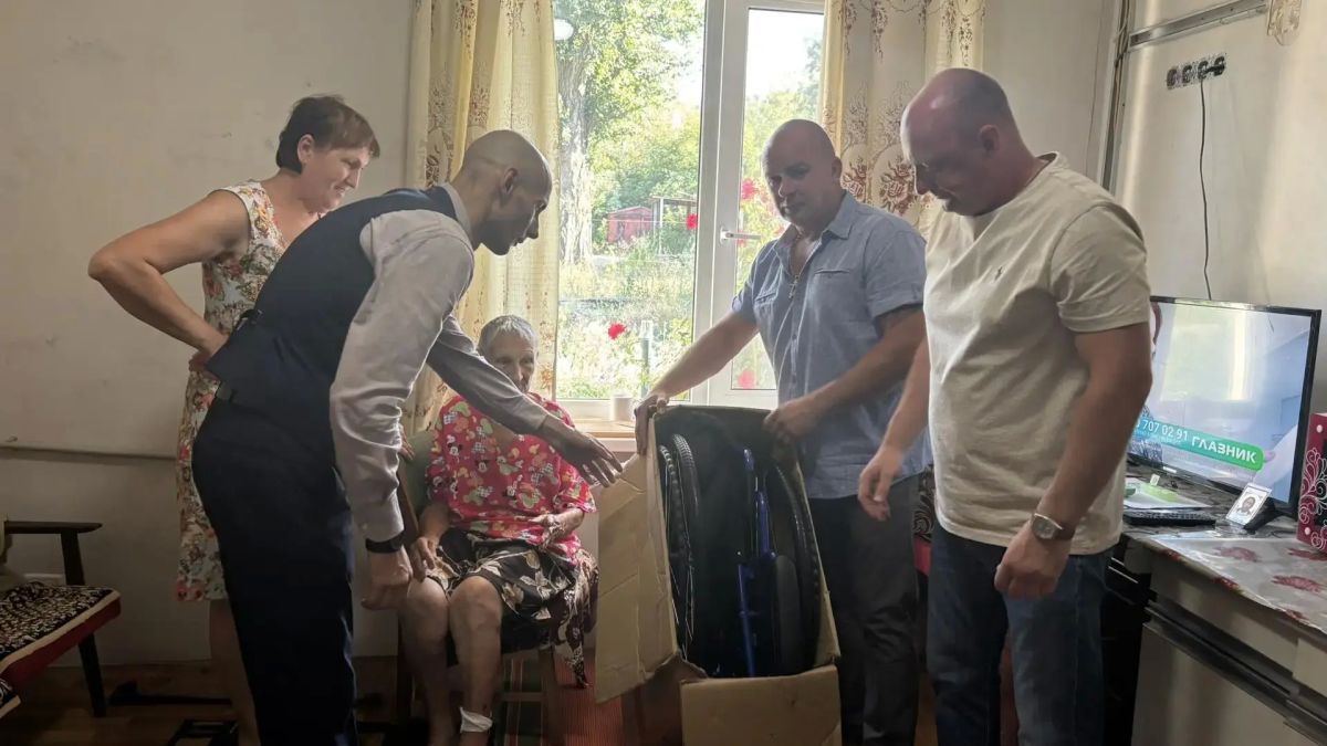 Депутаты Народного Совета навестили ветерана труда Лидию Крупскую