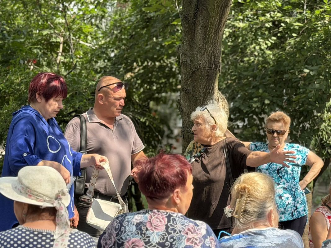 Денис Зубов: СХОД ГРАЖДАН. 12 августа в городе Иловайске состоялся сход граждан с главой муниципального образования городской округ Иловайск Александром Васильевичем Кузнецовым Денис Зубов: СХОД ГРАЖДАН. 12 августа в городе Иловайске состоялся сход граждан с главой муниципального образования городской округ Иловайск Александром Васильевичем Кузнецовым