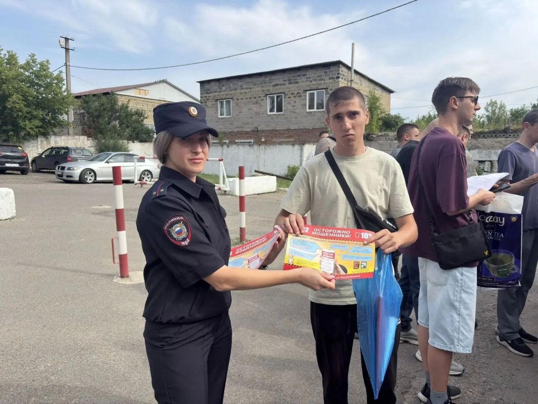 В Донецке полицейские проводят профилактическую работу по противодействию киберпреступности В Донецке полицейские проводят профилактическую работу по противодействию киберпреступности