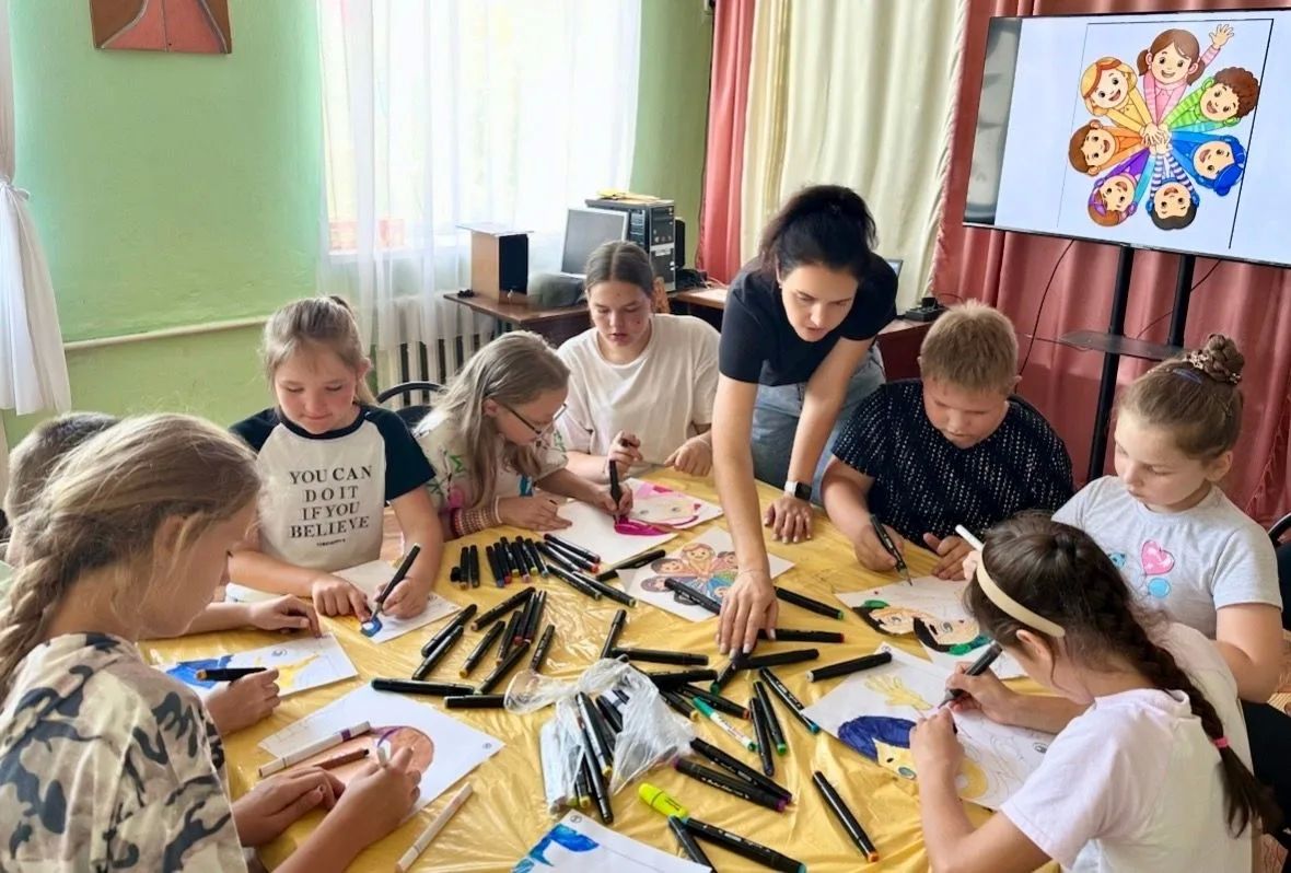 5 июля в подростковом центре "Импульс" прошел под знаком азарта и музыки: игры в кругу друзей объединили подвижные состязания, сложные головоломки и любимую всеми игру "Угадай мелодию" 5 июля в подростковом центре "Импульс" прошел под знаком азарта и музыки: игры в кругу друзей объединили подвижные состязания, сложные головоломки и любимую всеми игру "Угадай мелодию"