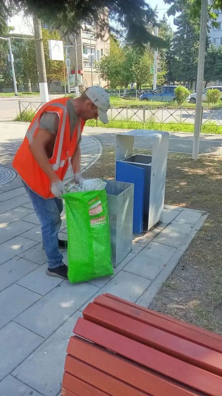 Коммунальщики Снежного продолжают благоустраивать территории общего пользования Коммунальщики Снежного продолжают благоустраивать территории общего пользования