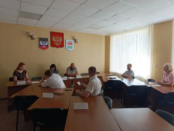 В администрации Амвросиевского муниципального округа состоялось заседание комиссии по установлению мер социальной поддержки под председательством председателя комиссии Крюковой Елены Николаевны