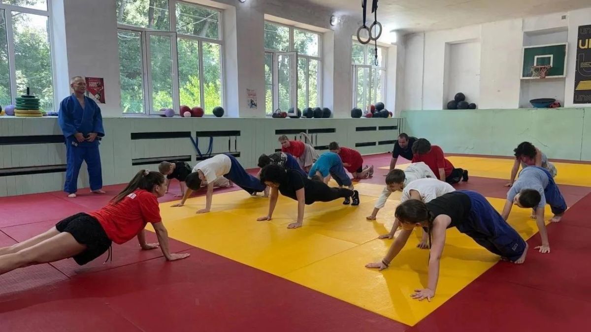 В честь Дня физкультурника в Ясиноватой прошла Всероссийскую акцию «Зарядка с доброслужащим» В честь Дня физкультурника в Ясиноватой прошла Всероссийскую акцию «Зарядка с доброслужащим»