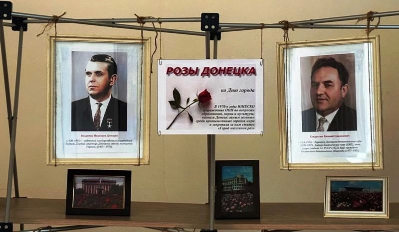 В Донецкой библиотеке им. Крупской открылась выставка-инсталляция «Розы Донецка», приуроченная ко Дню города
