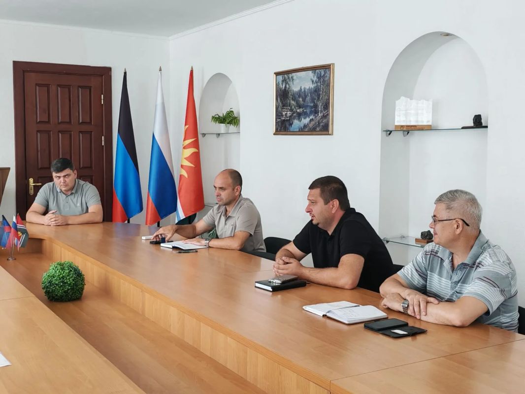 Заместитель Председателя Торезского городского совета Андрей Пашков совместно с депутатом Торезского городского совета Анной Матраевой приняли участие в заседании постоянной комиссии по безопасности дорожного движения Заместитель Председателя Торезского городского совета Андрей Пашков совместно с депутатом Торезского городского совета Анной Матраевой приняли участие в заседании постоянной комиссии по безопасности дорожного движения