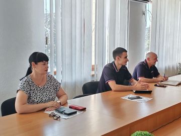 Заместитель Председателя Торезского городского совета Андрей Пашков совместно с депутатом Торезского городского совета Анной Матраевой приняли участие в заседании постоянной комиссии по безопасности дорожного движения