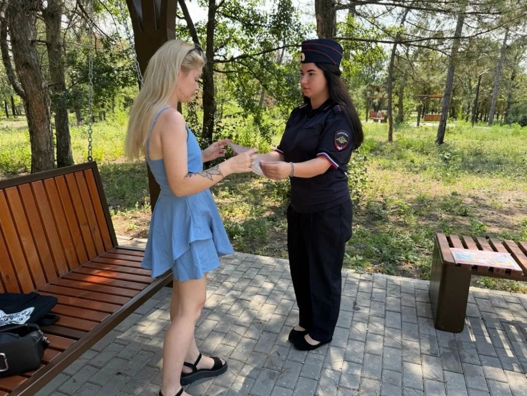 Полицейские ведут профилактическую работу в Докучаевске Полицейские ведут профилактическую работу в Докучаевске